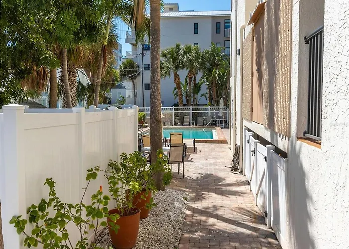Apartment Surfside 402 *